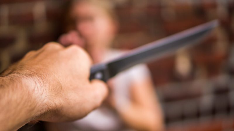 Няма и 24 часа от протестите! Задържаха мъж, опрял нож в гърлото на приятелката си