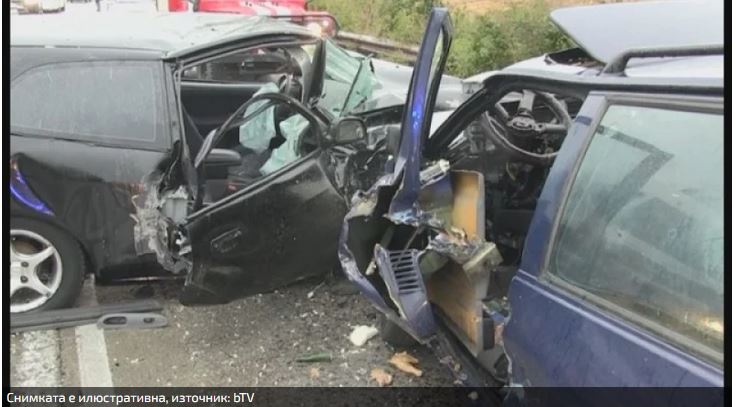 Кървава баня с 3 трупа след челен сблъсък край Ловеч