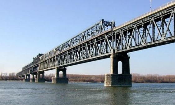 Част от „Дунав мост” се откъсна! Има обърнат тир, границата е затворена ВИДЕО