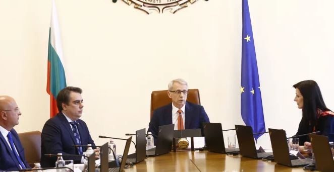 Денков събра министрите: Подготвят график за преход на рафинерията на „Лукойл“ към неруски петрол