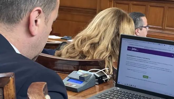 Страшен гаф! Депутатите нарушили Конституцията заради Дебора