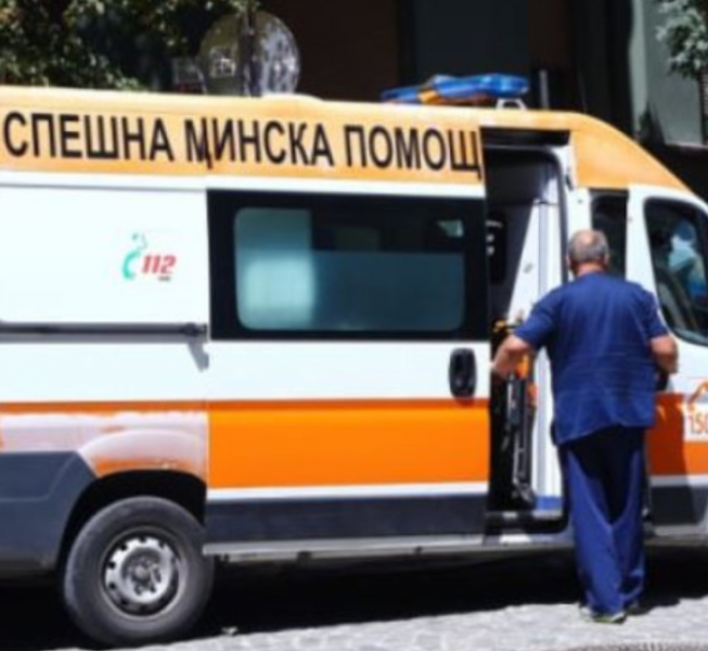 Родилка получава болки в корема, бият й инжекция и я пускат, а после спешна помощ я взима увита в чаршаф и с мъртво бебе на ръце