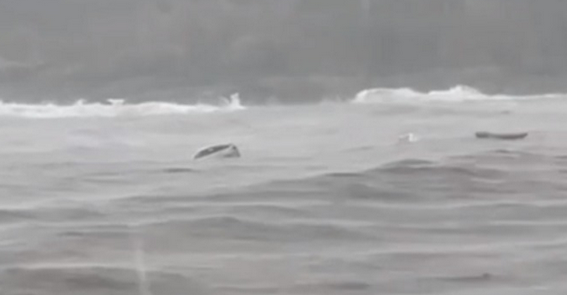 Колите на хората Царево са в морето, цяло село е под вода
