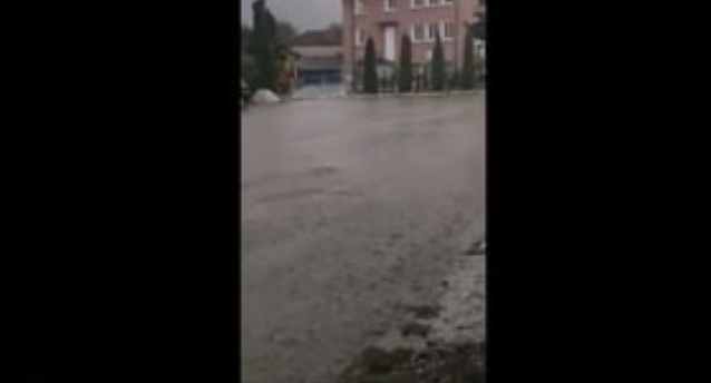 Почна се: Проливен дъжд се изсипва над български град, идват бури