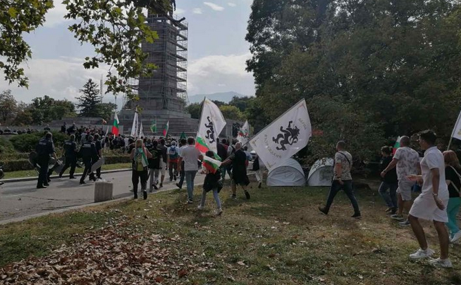 Пристига много полиция: Протестът на Възраждане рязко ескалира