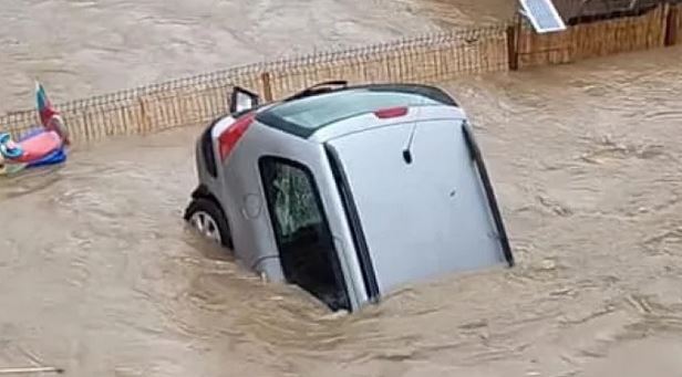 Извънредно: Сирени вият в Царево, градът е под вода! ВИДЕО