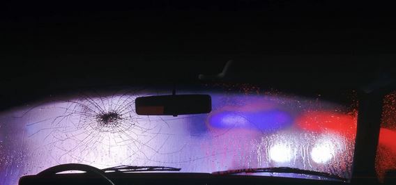 Задържаха полицаи за обир на бежанец, опрели пистолет в главата му