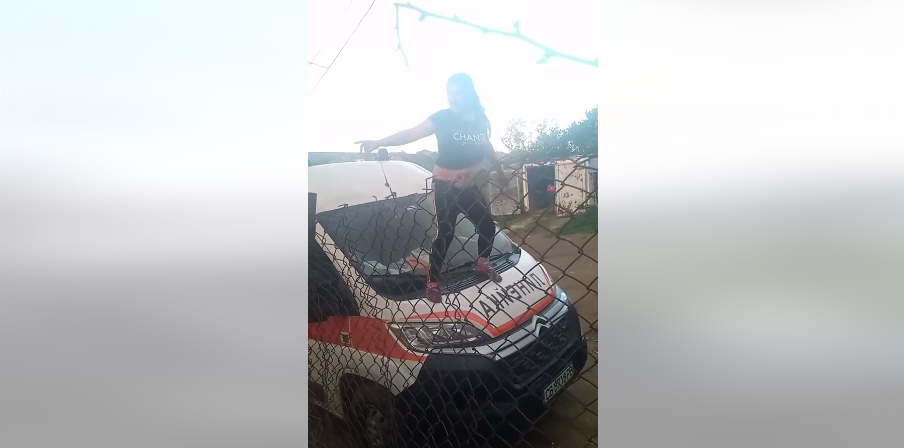 Жена друса кючек върху линейка в село Градец (Видео)