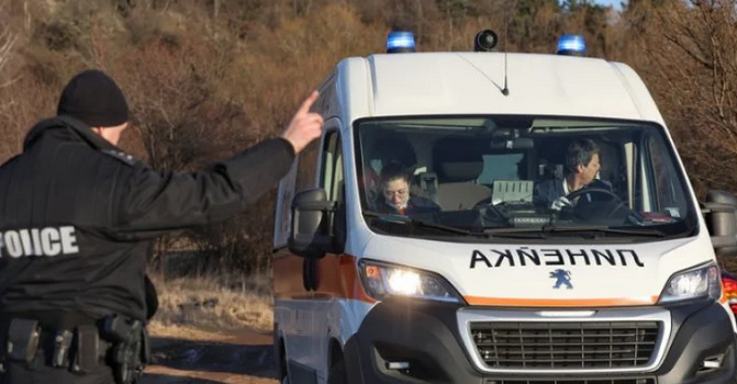 Голямо меле с много загинали! ТИР и бус се удариха, пълно е с линейки
