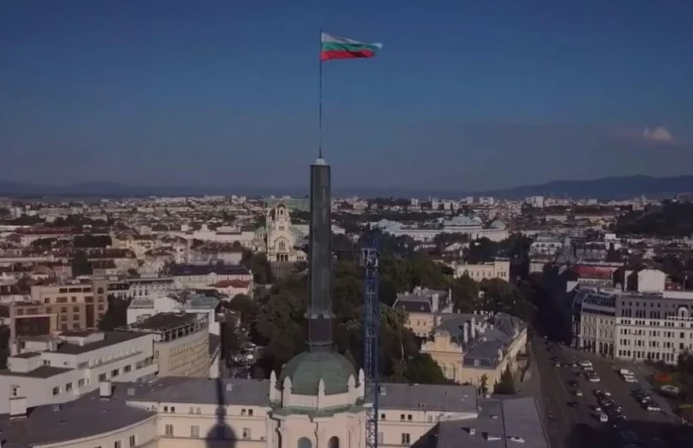 Това е шокиращо! Химнът на България стана чалга хит Мила Родино