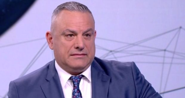 Полиция извежда Юксел Кадриев от квартирата му. Той е бесен, че наемът от 93 лв. свърши