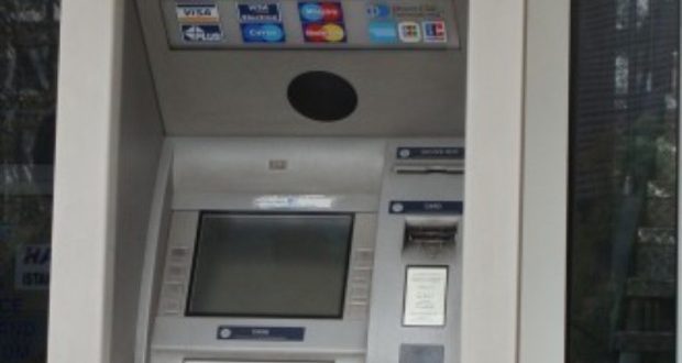 Задължително внимавайте с това, когато теглите пари от банкомат. Човекът след вас може разбере колко пари имате по сметката