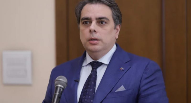 Асен Василев зарадва най-бедните пенсионери, всеки месец ще получават още пари