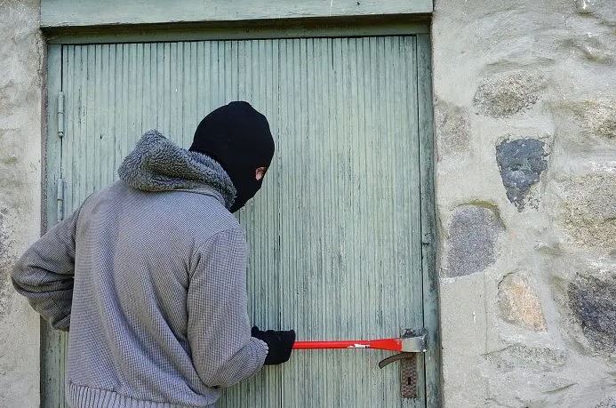 Не крийте пари там! 7 места в къщата, където крадецът първо проверява, когато нахлуе