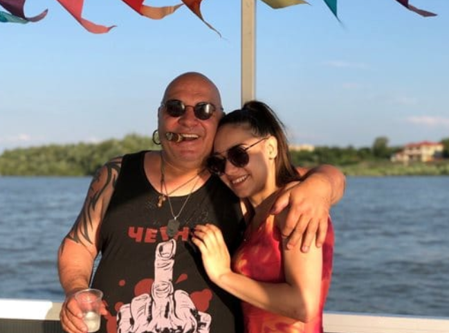 Ето я дъщерята на Фънки! Страхотна красавица, а жена му е направо…