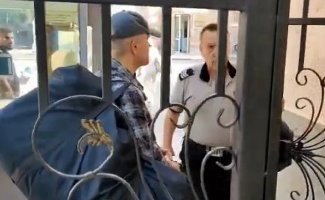 Първи думи и СНИМКИ на Брендо от затвора, какво се случва