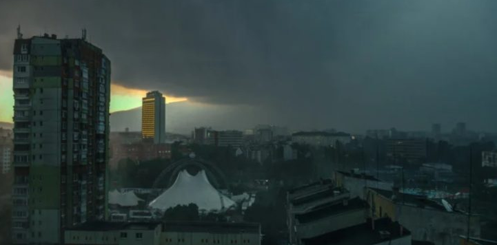 Времето до часове в страната се променя, очакват се бури и градушка, важен апел и към шофьорите