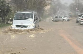 Мощен порой удави този наш град току що, всичко е под вода.