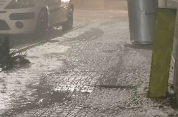 Мощна стихия удари наш град, всичко побеля за секунди