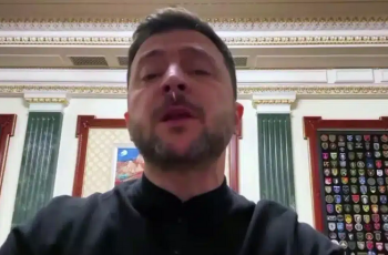 Нещо бяло излетя от носа на Зеленски по време на обръщение към украинците (ВИДЕО)