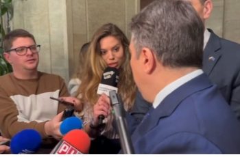 И ТОЗИ ПРЕВЪРТЯ! Кокорчо налетя на журналистка – пробва да й издърпа микрофона