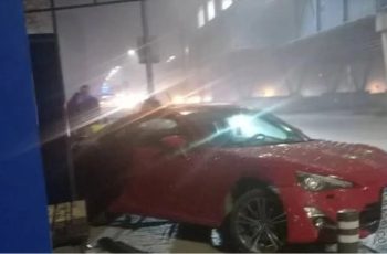Спортен автомобил за малко не уби 2 жени на спирка в София