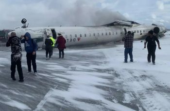 Самолет се преобърна при кацане, всички 80 души на борда са