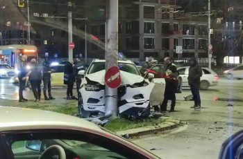 Свирепа катастрофа в София! „Мерцедес“ 63 и „Порше“ за общо за 300 бона се помляха