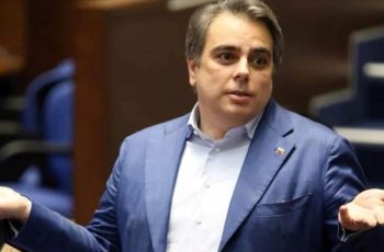 „Информационно обслужване“: Асен Василев лъже за машините