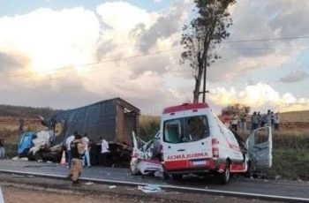 Тежка катастрофа между камион и линейка отне живота на двама души и