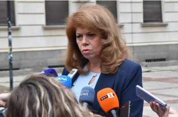 От журналистиката през БСП до първата жена президент: Коя е Илияна Йотова