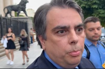 Тежък удар за Асен Василев