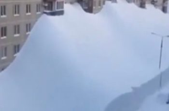 Невиждано! Сняг до четвъртия етаж, хиляди са блокирани, има и жертви