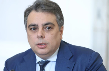 Поредният гърми: Асен Василев зачерва с ДЕБЕЛИЯ ФЛУМАСТЕР още едно знаково лице от листите на ПП