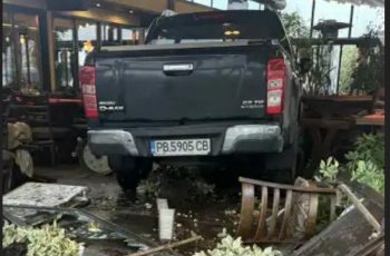 Кошмарно! Джип се вряза в заведение в Пловдив, жена е