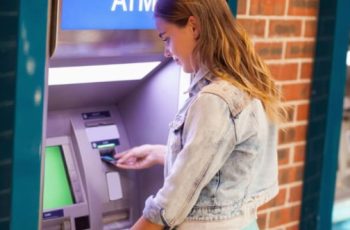 След приемане на Еврото: Какви стават таксите за теглене от банкомат? Ето в коя банка е най-изгодно: