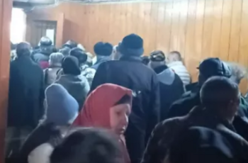 Пенсионери щурмуваха Пощите заради забавени пенсии: Изкъртиха вратите