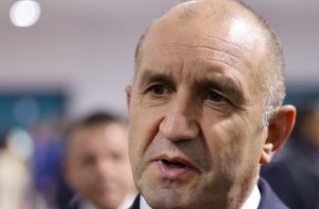 Току-що! Радев излезе и поиска оставките на
