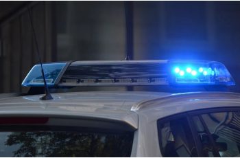 Мъж нападна с нож майка с дете на площадка в столицата