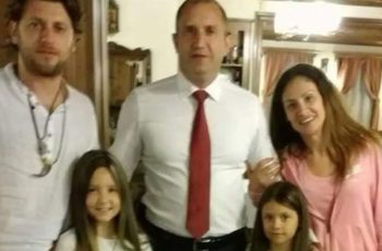 Носталгичен спомен: Мариана Попова споделя трогателна снимка с дъщерите си и президента Радев