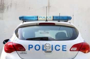 Безумна гонка в Бяла черква: Мотопед се опитва да избяга от полицията, но завършва пред входна врата