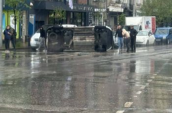 Драматичен инцидент в сърцето на София: Линейка се преобърна, но чудото се случи!