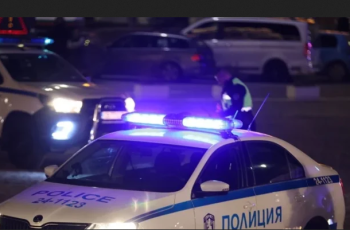 ИЗВЪНРЕДНО! Бой между ЛОКАЛИ в центъра на София, има наръган в тежко състояние
