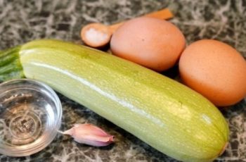 Лятно изкушение: Хрупкави тиквички с чесън и кисело мляко, които ще ви накарат да забравите за месото!