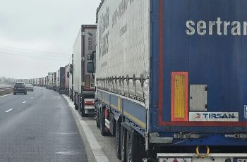 Логистичен ад на границата с Турция: Камионите блокираха пътищата