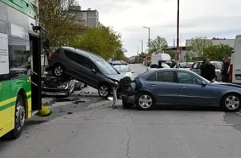 Хаос в Хасково: Дрогиран шофьор на автобус предизвика „домино“ от автомобили