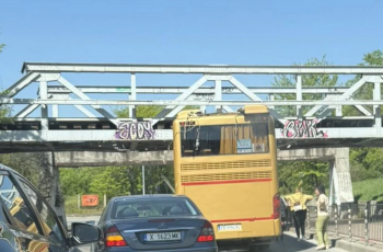 Извънредно! Автобус, пълен с ученици, се удари под мост в