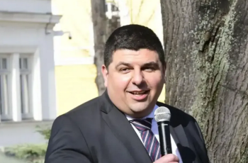 Супер екшън! Млад мъж ошамари Ивайло Мирчев в „Лозенец“