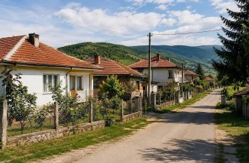 Бягство от бетона: Скритото райско кътче край София, където имотите все още са достъпни