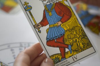 Таро прогноза до 20 май: Коварни капани за едни и грандиозен триумф за други!